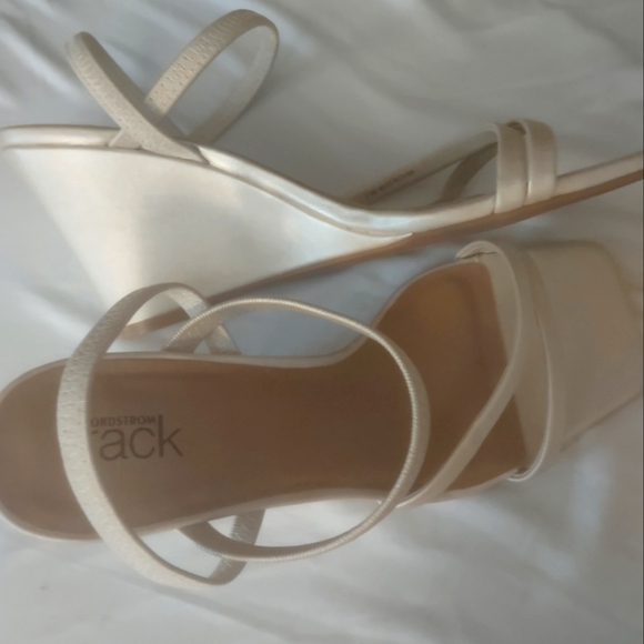 Nordstrom rack high heel gold shoe - Picture 1 of 2